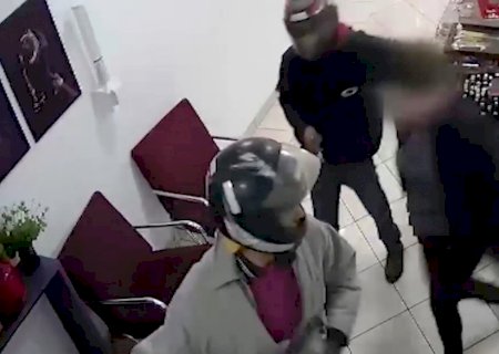 Dupla armada invade joalheria de Fátima do Sul e leva mais de R$ 100 mil em produtos