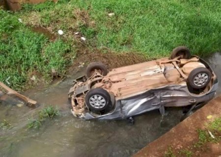 Motorista de Gol atinge Jeep, perde controle e cai dentro do córrego em MS