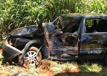 Motorista perde controle da dire&ccedil;&atilde;o, sai da pista e bate em &aacute;rvore