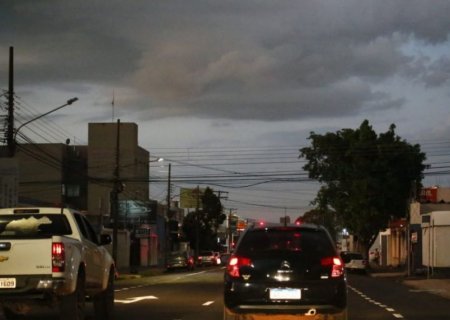 Chuva faz temperatura cair 10 graus em Campo Grande e Inmet mantém alerta de temporal