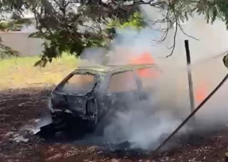 FÁTIMA DO SUL: Homem tenta matar ex-mulher e ateia fogo em veículo com “coquetel molotov”