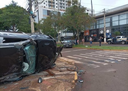 Veículo capota após colisão no Centro de Dourados