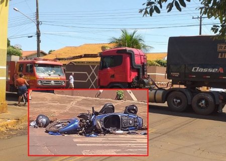 FÁTIMA DO SUL: Motociclista invade preferencial e bate em carreta