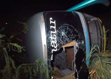 Ônibus que retornava para MS tomba no PR e deixa passageiros em estado grave