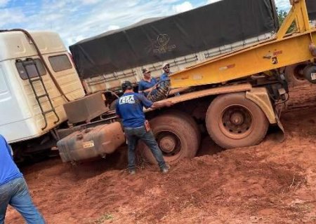Estrada vicinal vira atoleiro e prejudica transporte de soja no interior