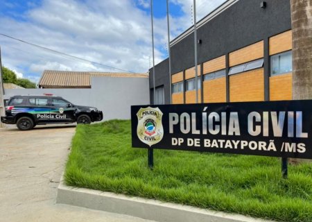 Mulher tem bolsa com pertences furtada de dentro de seu veículo em Batayporã