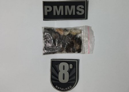 Polícia Militar conduz jovem para a delegacia portando drogas em Batayporã