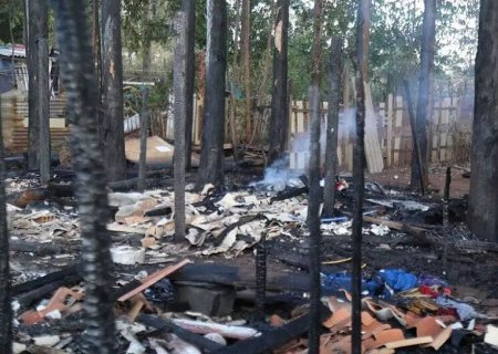 Botijão de gás explode e destróis 3 barracos em favela na Capital
