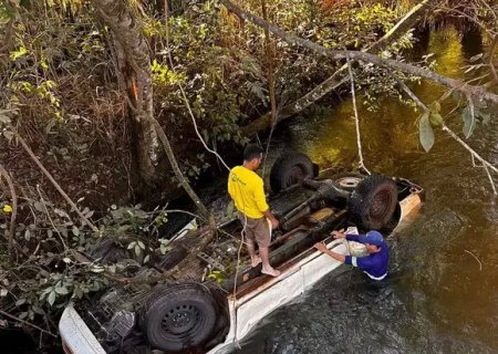 Homem morre ao cair com camionete no Rio Mimoso