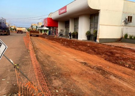 IVINHEMA: Empresa inicia retirada de calçadas antigas para construção do calçadão na Avenida Panamá (VÍDEO)