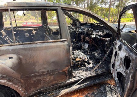 IVINHEMA: Pajero fica destruída após pegar fogo na BR-376
