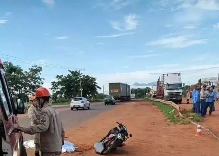 Carreta passando por cima de motociclista em avenida, veja video