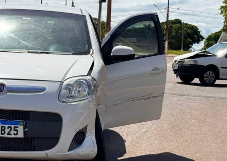 NOVA ANDRADINA: veículos colidem em cruzamento no centro