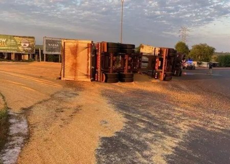 Motorista tomba caminhão e polícia encontra garrafa de pinga na cabine