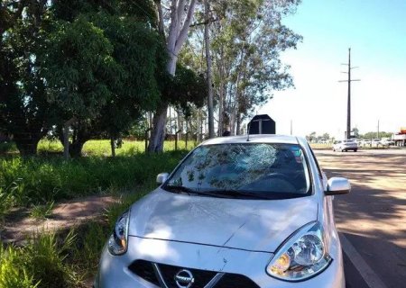 Ciclista é atropelado e vai parar em para-brisa de veículo