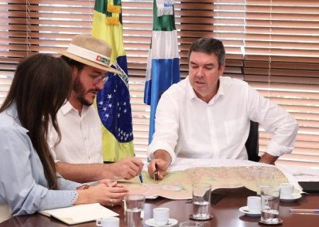 Governador discute obras de habitação e pavimentação de bairros em Batayporã
