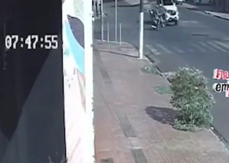 Motociclista morre ao bater em caminhonete, veja o vídeo