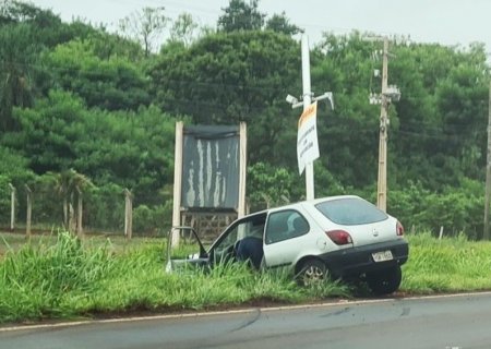 Veículo cai em valeta após condutora atingir radar existente região de Batayporã