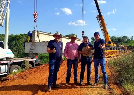 NOVO HORIZONTE DO SUL: Prefeito Guga visita obra da construção da ponte de concreto sobre o Rio Guiraí