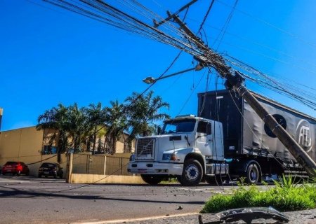 Caminhão enrosca em fios, tomba poste e explode transformador