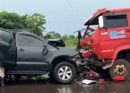 VÍDEO: Dois ficam feridos em acidente entre SW4 e caminhão na BR-163