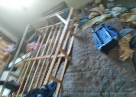 Crianças de MS são resgatadas em casa insalubre após mãe abandonar as filhas para beber em bar