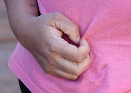Mãe de jovem com deficiência intelectual procura delegacia após filha ser abusada por colega em escola