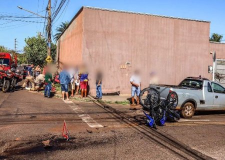 Mulher arremessada a 15 metros de moto em acidente está em coma na Santa Casa