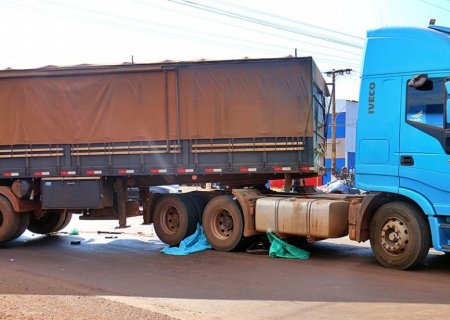 Ciclista morre atropelado por carreta em avenida de Sidrolândia