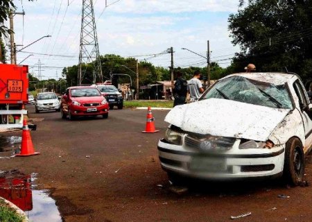 Motorista bate em meio fio, capota carro e tenta abandonar veículo