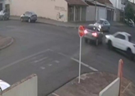VÍDEO: Motorista ‘fura’ parada obrigatória e cinco veículos são danificados em acidente em MS