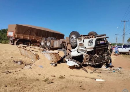 Motorista fica preso às ferragens após batida entre caminhonete e carreta na BR-163