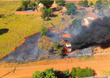 VÍDEO: Caminhão pega fogo, chamas se alastram e atingem área de vegetação em MS