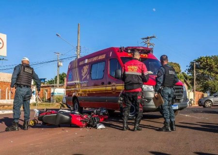 Moto é arrastada por 3 metros em acidente com caminhonete na Capital