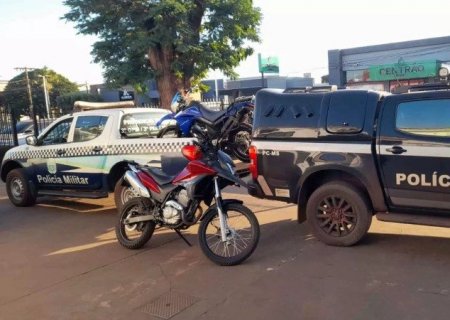 Motociclista sem CNH é flagrado fazendo manobras arriscadas e vai preso