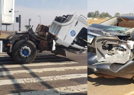 Trava solta, cabine de caminhão cede e acerta carro em avenida
