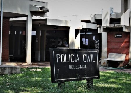 Mulher agride casal em velório do pai com golpes de cabo de facão