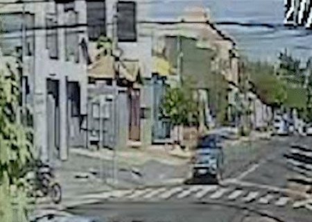 Motociclista fura sinal, provoca acidente e Jeep vai parar na calçada