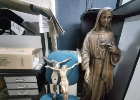 Dois são presos após furtarem imagens de santos de cemitério em MS