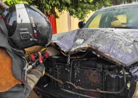 Incêndio destrói motor de caminhonete e mobiliza bombeiros