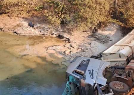 Carreta com 45 toneladas calcário cai de ponte e pode contaminar rio