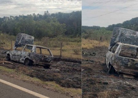 Moradores encontram carro abandonado em chamas às margens de estrada