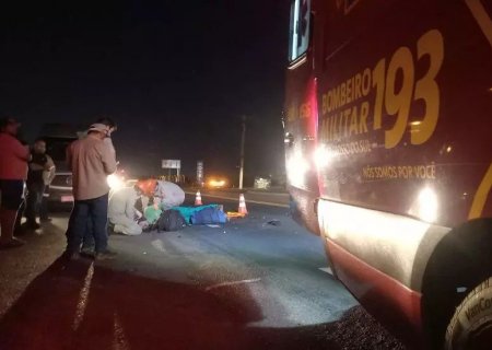 Trabalhadores são arremessados após serem atropelados por motociclista na BR-262