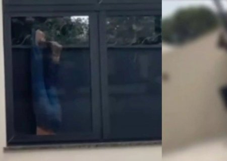 ‘De pernas pro ar’: Ladrão invade casa em MS e fica pendurado pelas calças em portão