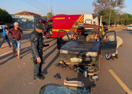 IVINHEMA: Ciclista vai parar dentro de carro após colisão na Avenida Honduras