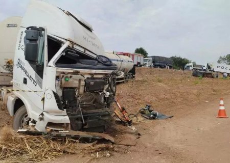 Acidente destrói 3 veículos e deixa um ferido na BR-163 em MS
