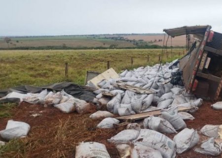 BATAYPORÃ: Caminhão com 40 toneladas de açúcar tomba na MS-276