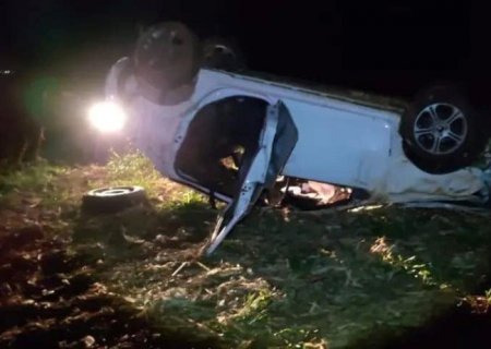 Motorista perde controle, capota e carro para em meio a plantação de milho na MS-306