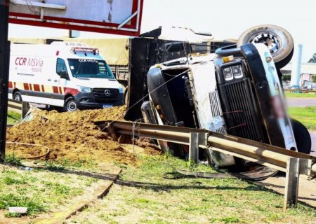 Motorista perde controle e tomba caminhão na rotatória da BR-163 em MS
