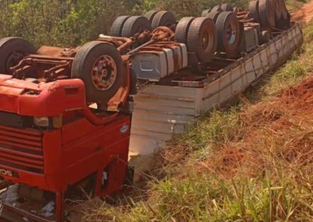 BATAYPORÃ: Carreta fica fora de controle e cai em ribanceira
